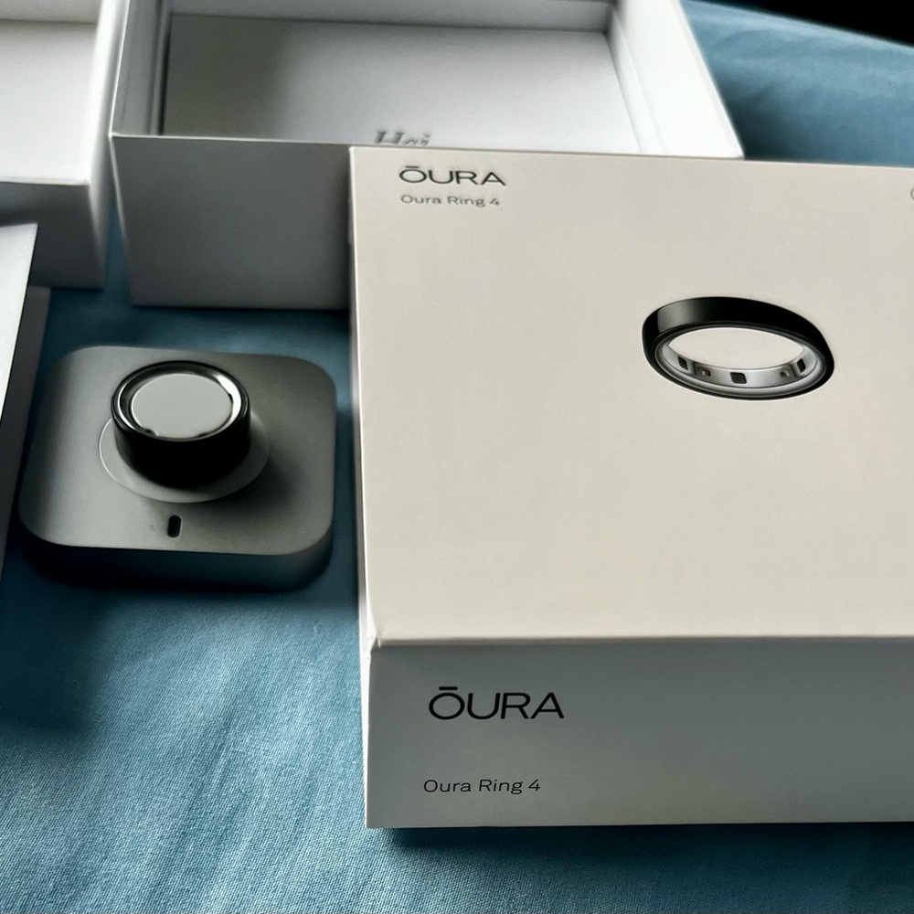 Oura Ring 4 in Shiny Black